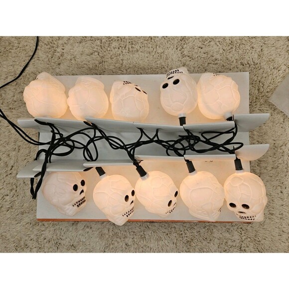 Vtg Halloween String Light Set of 10 Blow Mold Skeleton Skulls w/Box Tested Work - Picture 5 of 6
